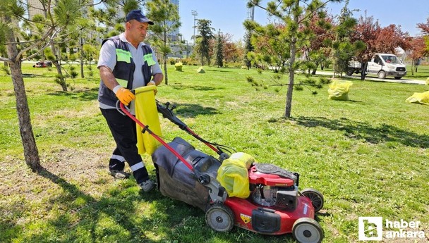 Altındağ Belediyesi Başkent Milet Bahçesi çimlerini düzenliyor