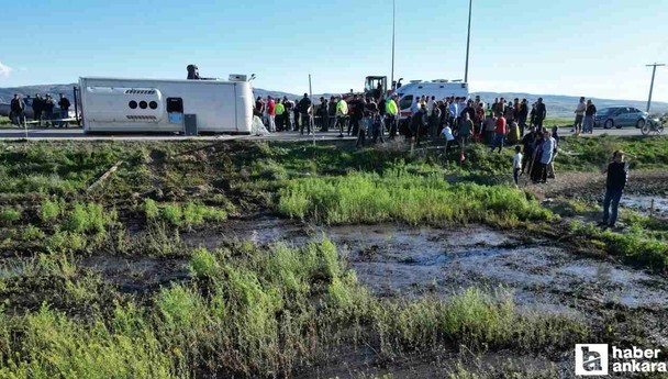 Afyonkarahisar'da işçi servisi ile otomobil çarpıştı: 12 yaralı