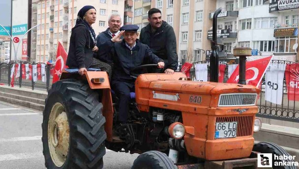 CHP lideri Özel, miting alanına traktörle gitti