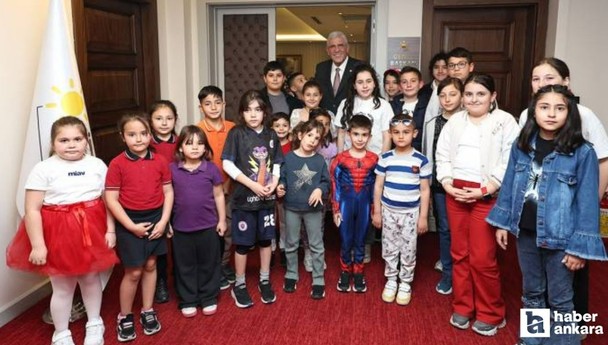 İYİ Parti Genel Başkanı Dervişoğlu, makamında çocuklarla bir araya geldi