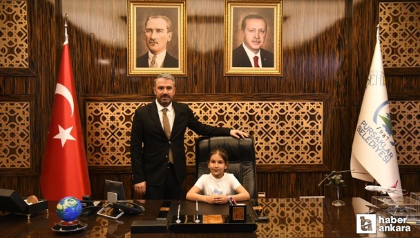 Pursaklar Belediye Başkanı Çetin 23 Nisan'da koltuğunu devretme geleneğine uydu