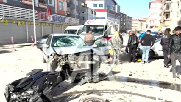 Çubuk'ta otomobil ve motosiklet çarpıştı: 2 kişi yaralandı