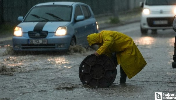 Başkent'te şiddetli sağanak! Rögarlar taştı