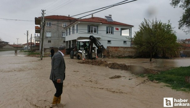 Konya'nın Yunak ilçesinde şiddetli yağış su baskınlarına yol açtı