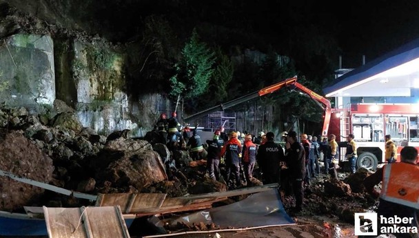 Samsun'da heyelan! Dev kayalar devrildi, 3 kişi toprak altında kaldı!