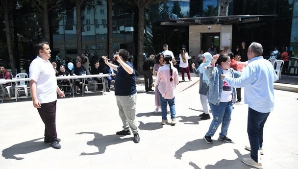 Pursaklar Belediyesi Engelsiz Yaşam Merkezinde eğlence düzenledi