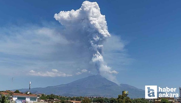 İtalya'da Etna yanardağı uyandı: Kül ve lav püskürttü!