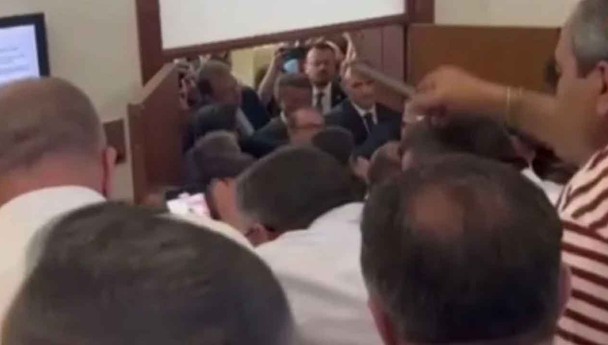 TBMM komisyonunda arbede çıktı: Milletvekilleri birbirine girdi!