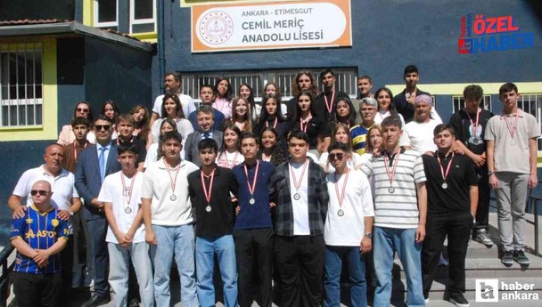 Ankaragücü yöneticileri, Cemil Meriç Anadolu Lisesi'ndeki karne törenine katıldılar