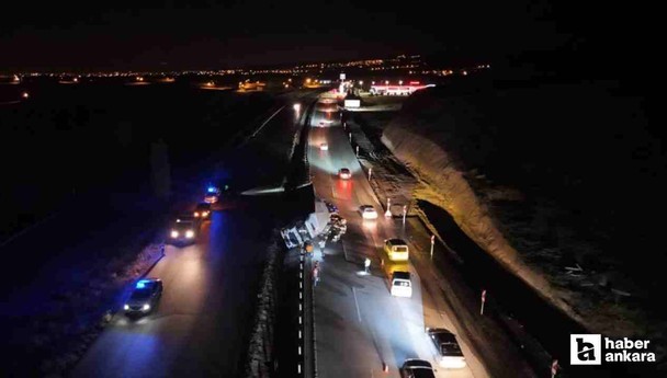 Ankara'dan yola çıkan alkol yüklü tır Kırıkkale'de devrildi