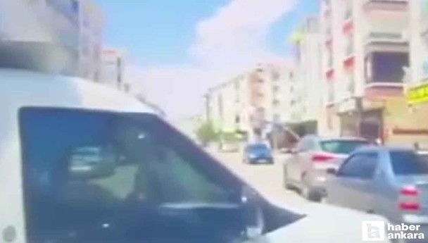 Sincan'da iki otomobilin çarpıştığı kaza kameraya yansıdı