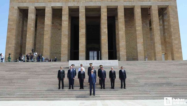 Cumhurbaşkanı Erdoğan ve YAŞ üyelerinden Anıtkabir'e anlamlı ziyaret