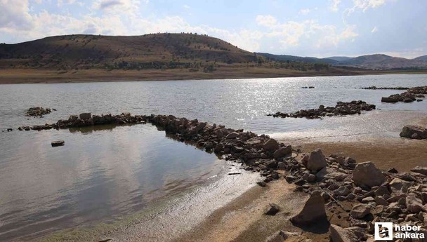 Çankırı'da baraj sularının çekilmesiyle köy kalıntıları gün yüzüne çıktı
