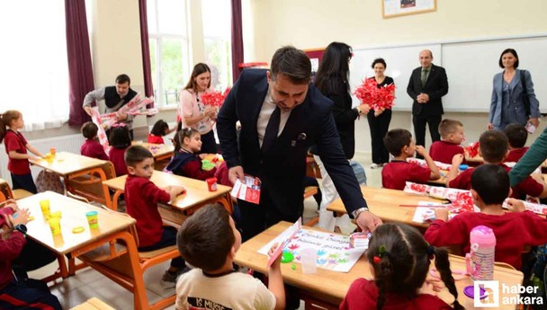 Kahramankazan Belediye Başkanı Çırpanoğlu 1. sınıf öğrencilerine kırtasiye hediye çeki dağıttı
