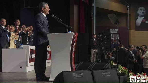 Özgür Özel, geçerli oyların tamamını alarak yeniden CHP Genel Başkanı seçildi