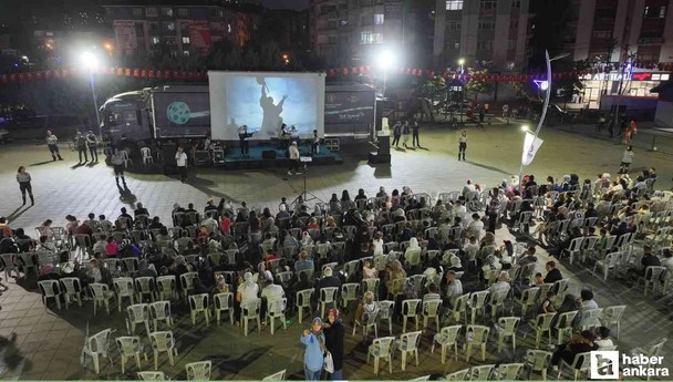 'Sinema Yollarda' projesinin tırı Sincan Kent Meydanı'nda kuruldu