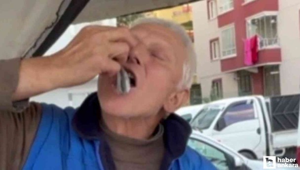 Başkentli balıkçı, balıkların tazeliğini çiğ çiğ yiyerek gösterdi!