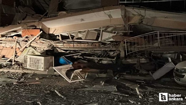 Balıkesir Sındırgı'da depremde boş bir bina yıkıldı