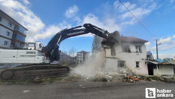 Altındağ Belediyesi Gültepe Mahallesi'ndeki metruk yapıları yıkıyor