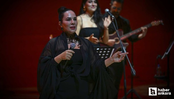 Demet Sağıroğlu yeni şarkılarını ilk defa Ankara'da seslendirdi