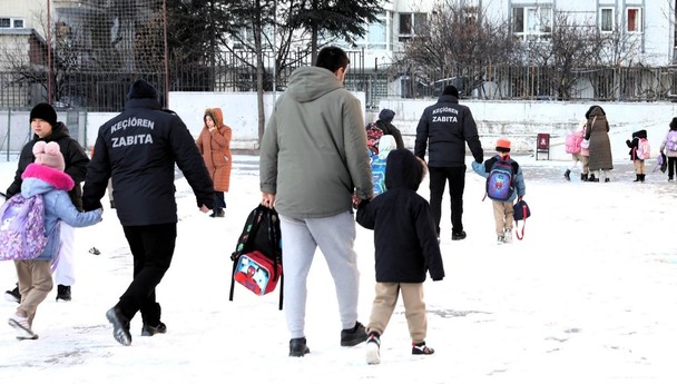 Keçiören'de ekipler okul çevresinde kar temizliği gerçekleştirdi