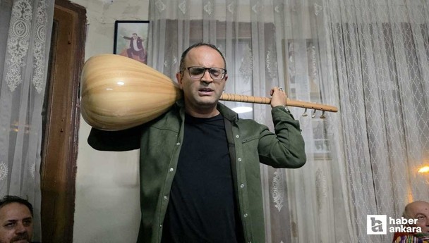 Tersten saz çalma tekniği ile sahnelerde dikkat çekiyor