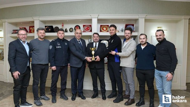Üçüncülük kupasını Kahramankazan Belediye Başkanı Selim Çırpanoğlu'na takdim ettiler