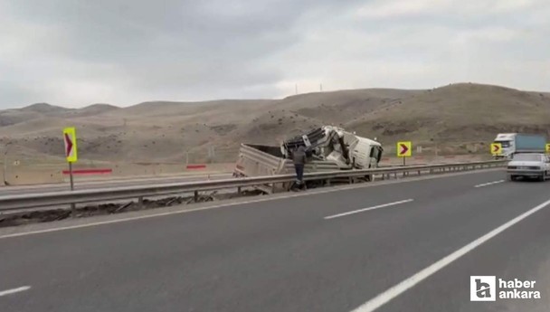 Ankara-Eskişehir yolunda tekeri patlayan vinç karşı şeride geçti
