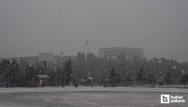 Ankara etkili olan yoğun kar yağışı ile beyaza büründü