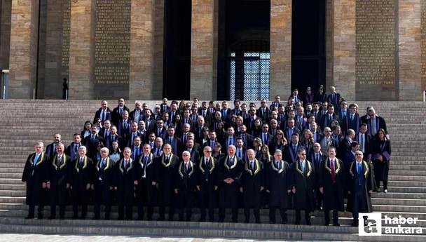 Anayasa Mahkemesi heyeti, 64. kuruluş yıl dönümü dolayısıyla Anıtkabir'i ziyaret etti