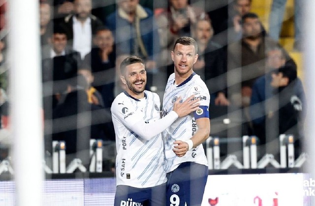 Fenerbahçe'de bir günde iki veda