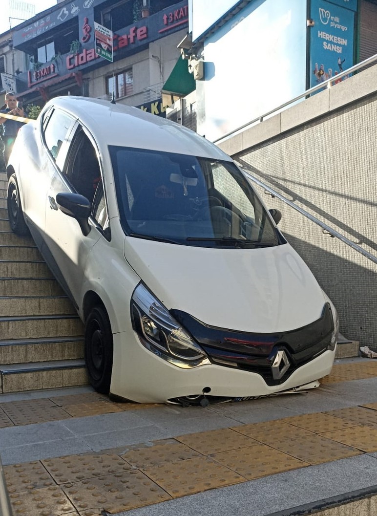 Ankara Kızılay Metro istasyonuna otomobil düştü!