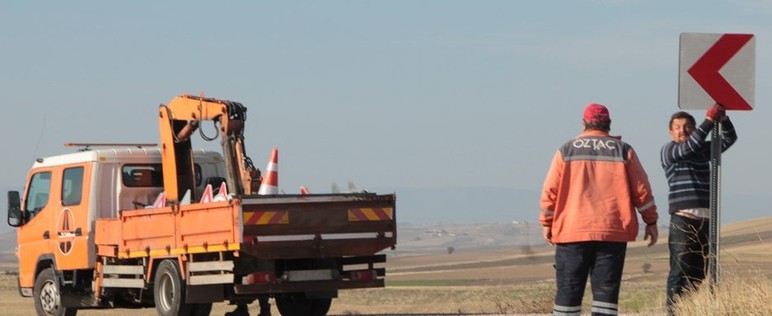 KGM Beypazarı ve Güdül'de trafik işaretlerini sadeleştiriyor