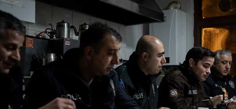 Ankara'da polis memurları ilk sahuru mesai başında yaptı - Resim : 2