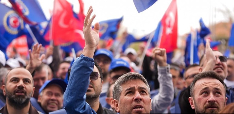 HAK-İŞ ve TÜRK-İŞ, 1 Mayıs'ı Ulus Zafer Anıtı önünde kutladı - Resim : 2