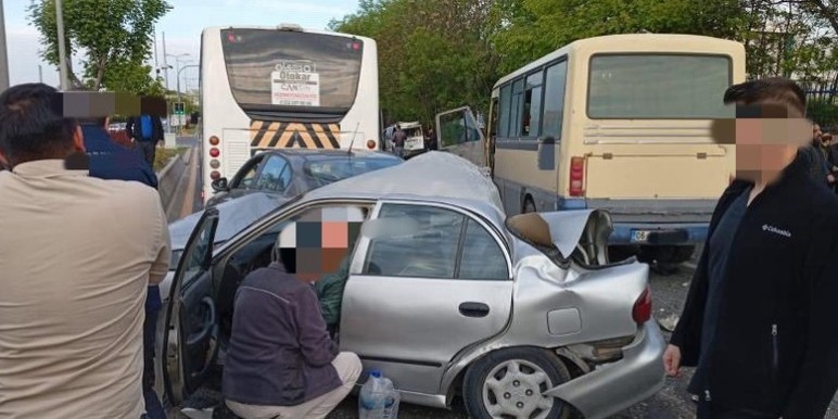 Ankara'da işçi minibüsü trafik ışıklarında bekleyen araçlara çarptı: 14 yaralı
