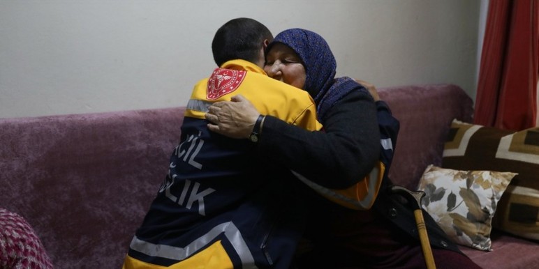 Etimesgut Belediyesi ekipleri, evde bakım hizmeti alan vatandaşları ziyaret ediyor - Resim : 2
