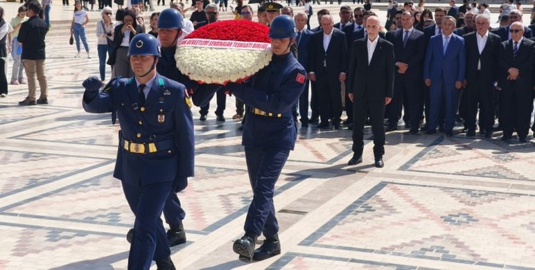 TÜRK-İŞ Başkanı Atalay ve beraberindeki heyetten Anıtkabir ziyareti