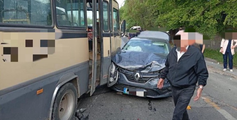 Ankara'da işçi minibüsü trafik ışıklarında bekleyen araçlara çarptı: 14 yaralı - Resim : 2