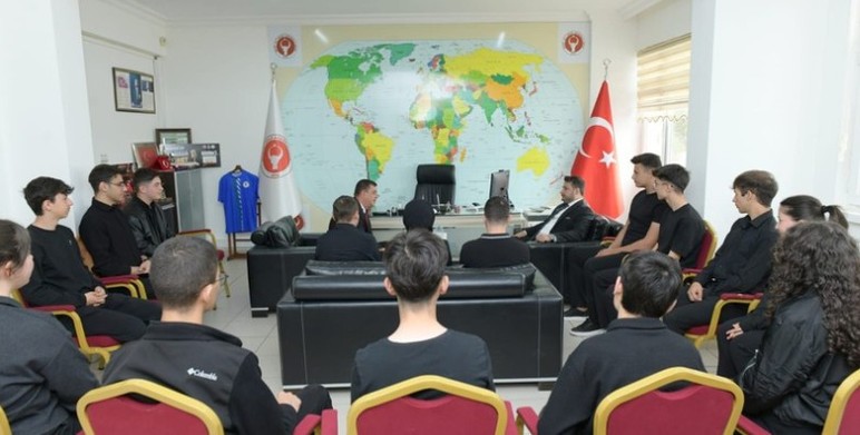 Başkan Çırpanoğlu tiyatro yarışmasında birinci olan öğrencileri ziyaret etti