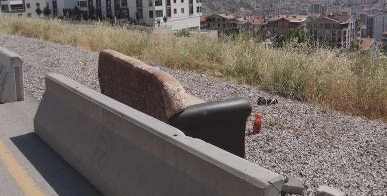 Mamak'ta kontrolden çıkan otomobilin gençlere çarptı