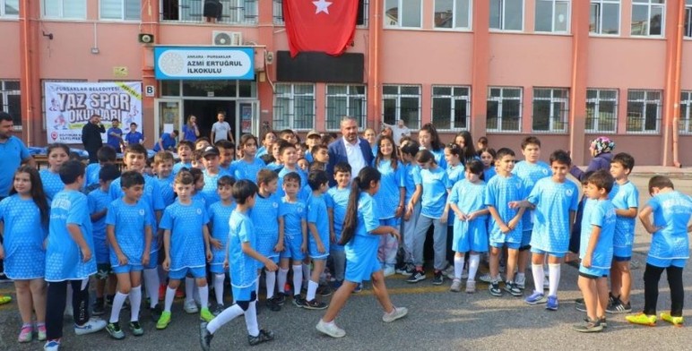 Pursaklar Belediyesi yaz spor okullarına katılan öğrencilere forma desteği verdi