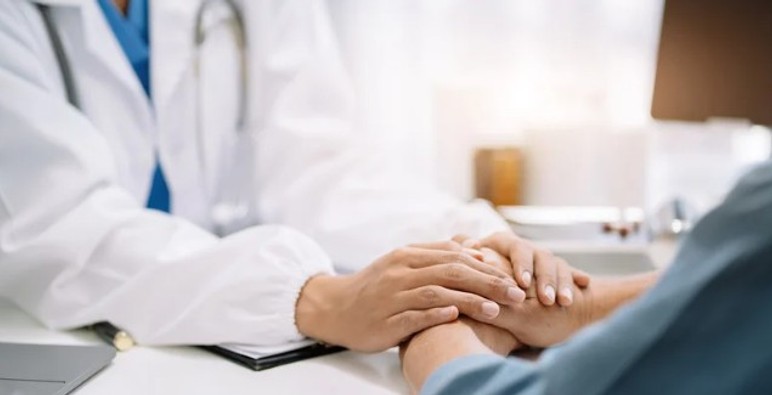 Karın ağrısının yanındaki bu 2 belirti kolorektal kanserin belirtisi olabilir