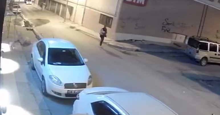 Polatlı'da güvenlik kamerasını çalan şüpheli kameraya yakalandı!