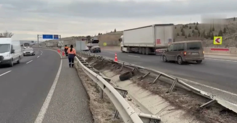 Ankara-Eskişehir yolunda tekeri patlayan vinç karşı şeride geçti