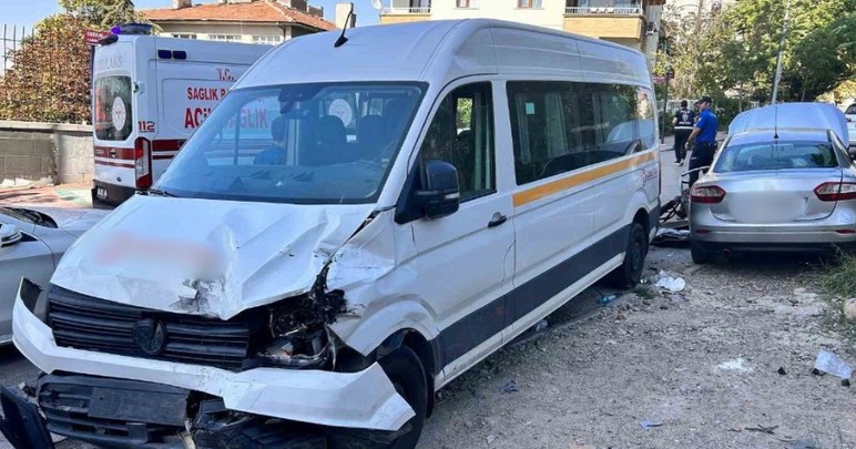 Çankaya'da otomobil ve servis minibüsü çarpıştı! 1'i ağır 12 kişi yaralandı