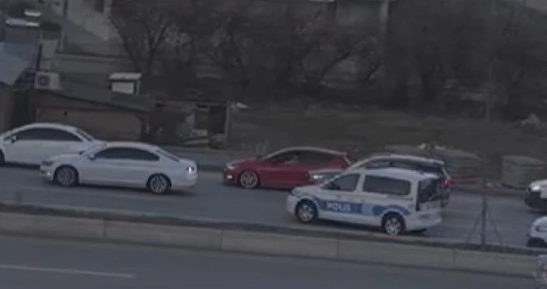 Sincan'da 3 araçlı zincirleme trafik kazası: 9 kişi yaralandı