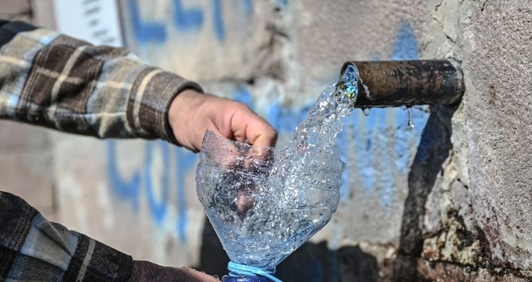 Yenimahalle'de su kesintisinden etkilenen vatandaşlar çeşmelerden su dolduruyor