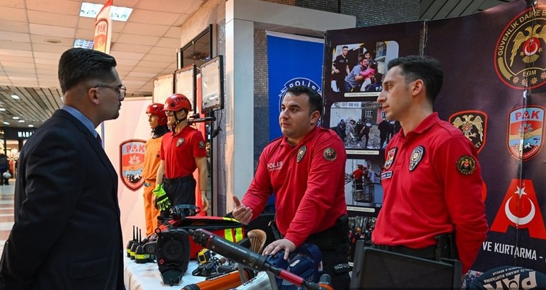 Kızılay Metrosu'nda 'Tarihi Polis Kıyafetleri Sergisi' açıldı