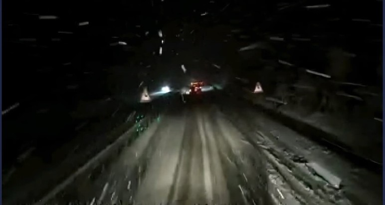 Ulaştırma Bakanlığı bazı yolların ani kar yağışından trafiğe kapatıldığını duyurdu